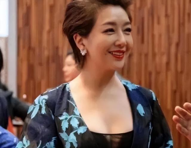 \最美奶奶\火了，产房外抱孙撞脸女明星，网友：我以为是小姨