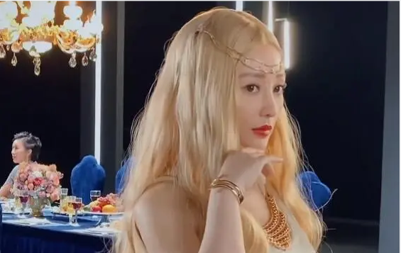 柳岩惊艳COS雅典娜,金发白裙引热议,网友争议不断