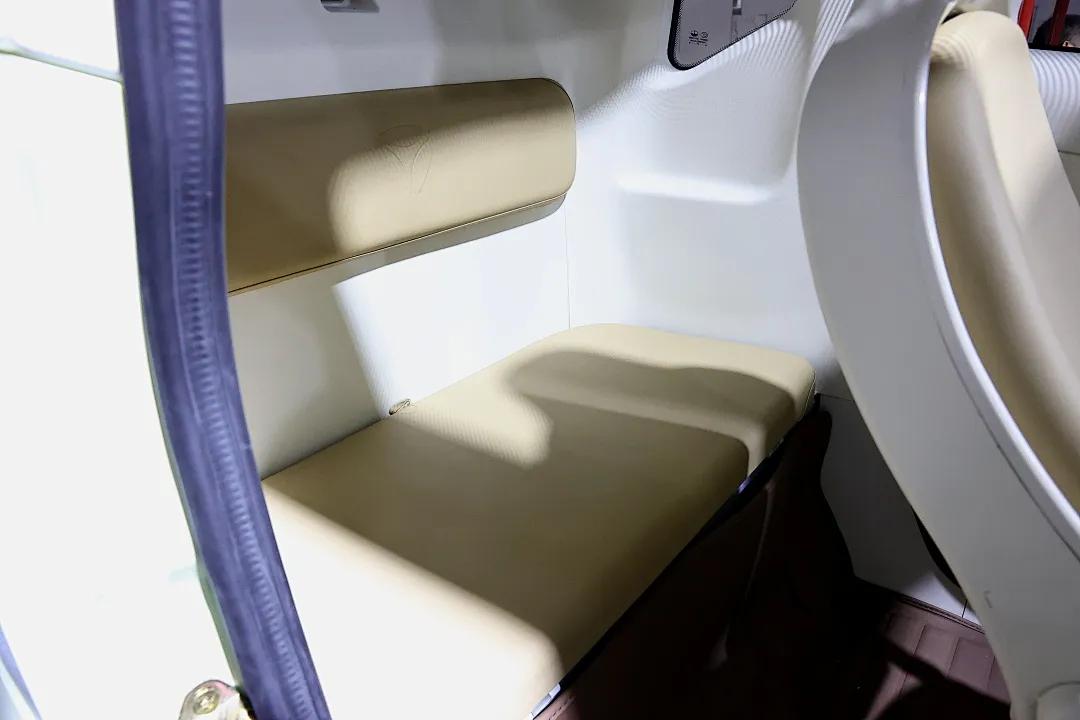 雅迪一款全新封闭三轮篷车EV301上市，舒适与科技样样有料