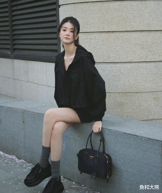 王楚然飞机被偶遇,皮肤黝黑真实颜值曝光,好心却遭素人偷拍背刺