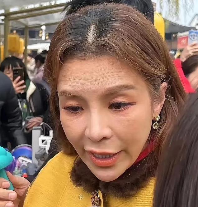 无滤镜现原形,热巴香肠嘴,高圆圆两层游泳圈,杨坤成行走的石像