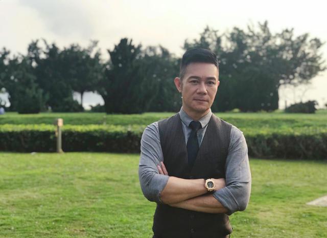 61岁张兆辉回佛山参加龙舟比赛!胸肌若隐若现,女儿撞脸圈中人