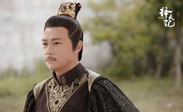 61岁张兆辉回佛山参加龙舟比赛!胸肌若隐若现,女儿撞脸圈中人