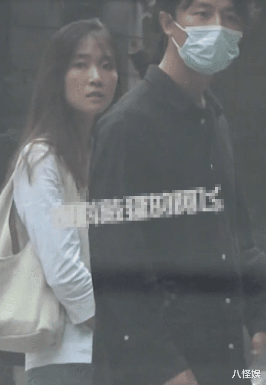 黄轩首晒外籍女友正脸照,女方长相气质舒展大气,恋爱4年多超甜