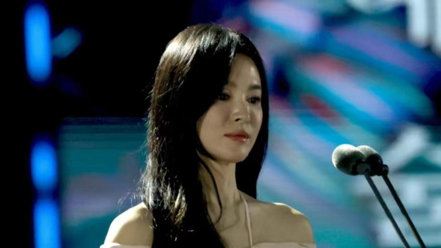 宋慧乔颁奖后晒照片：微笑撩发好惬意，歪头抿嘴显俏皮