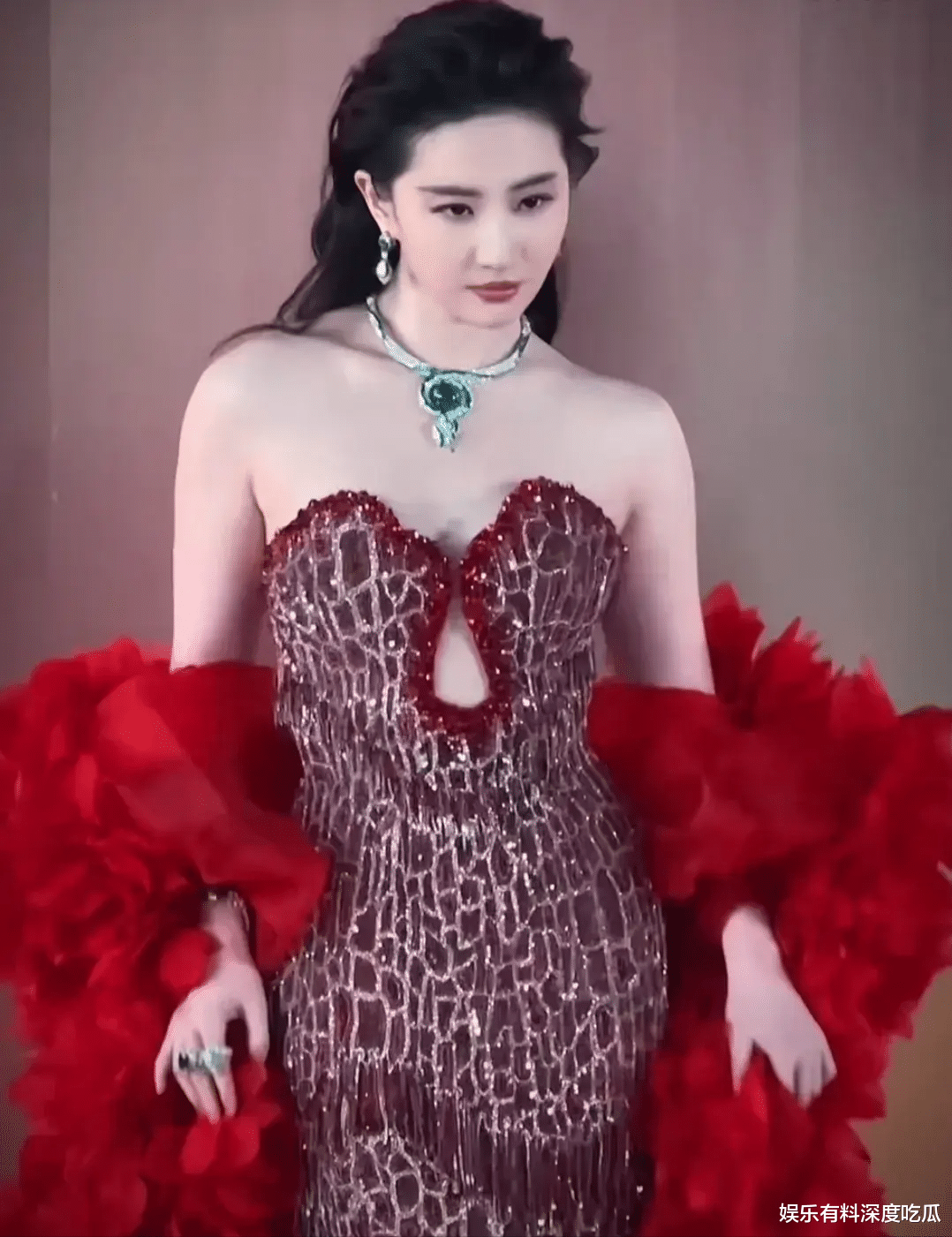 刘亦菲活动中扭起舞姿被指:好油腻!中年发福,一股大妈味道