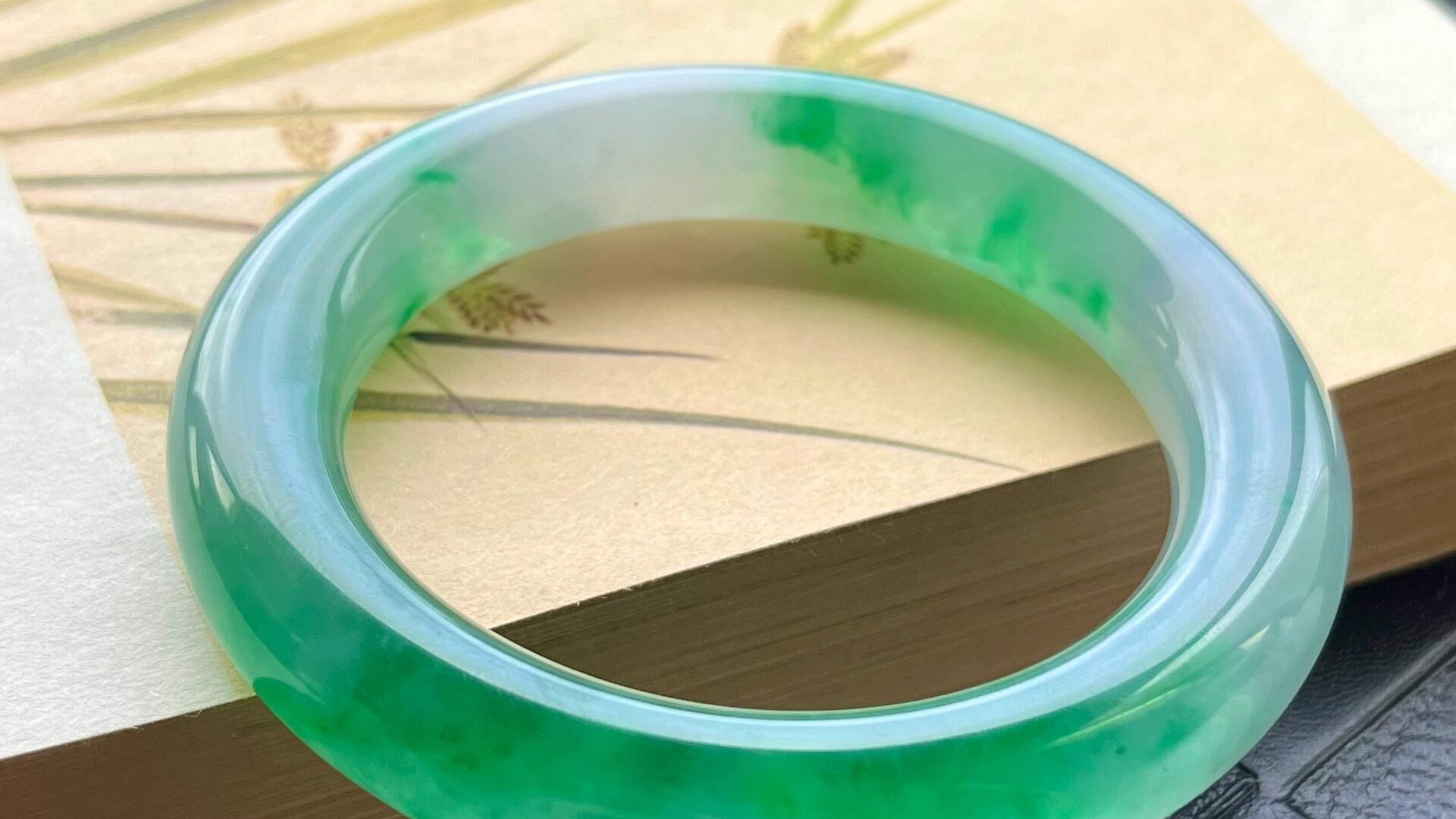 种色兼备冰飘辣阳绿翡翠手镯