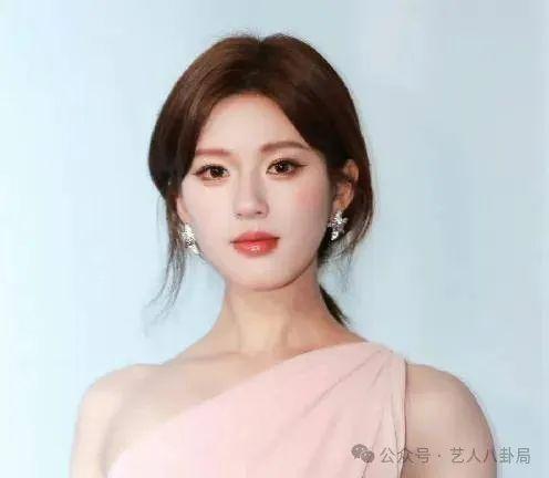 赵露思宝格丽生图嘘声一片，人瘦脸肿如大变活人，腋下太脏好尴尬