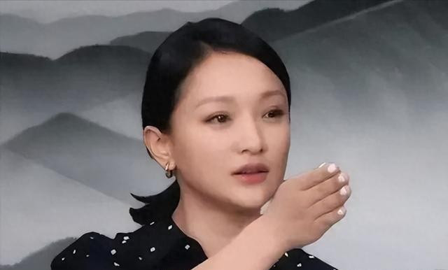 “小丑手”太减分了，这6位女星看脸貌美如花，却被手“拖后腿”