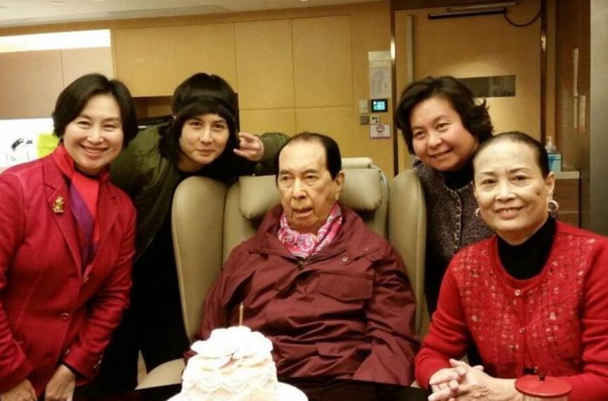 赌王墓地太简陋，三太戴价值千万手镯扫墓，被女搀扶身体不如从前