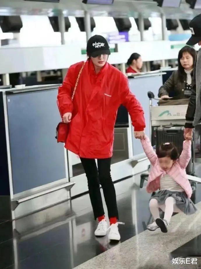 杨幂38岁生日晒写真照,借用苏东坡名言,乐观面对事业逆境