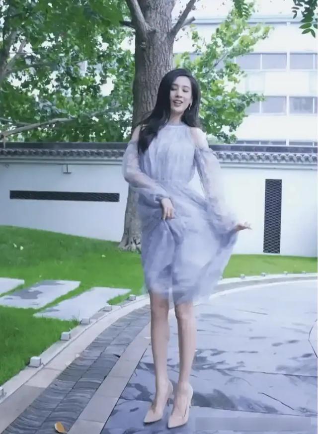 黄圣依离婚后豪墅狂舞!41岁露肩扭腰嫩出水 甩开杨子美回巅峰