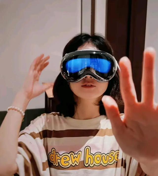 赵丽颖打卡国清寺，炸毛短发+素颜松弛感拉满，一身打扮好像睡衣