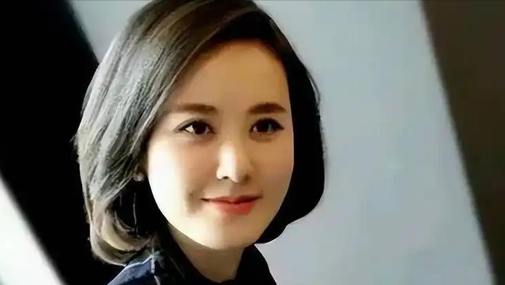 她曾是重庆最美的高考状元，如今当上央视主持人，42岁依然单身