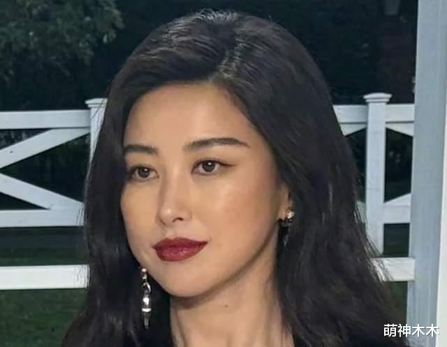 37岁刘诗诗被吐槽脸越来越僵，生图曝光撞脸杨幂，彻底没了辨识度
