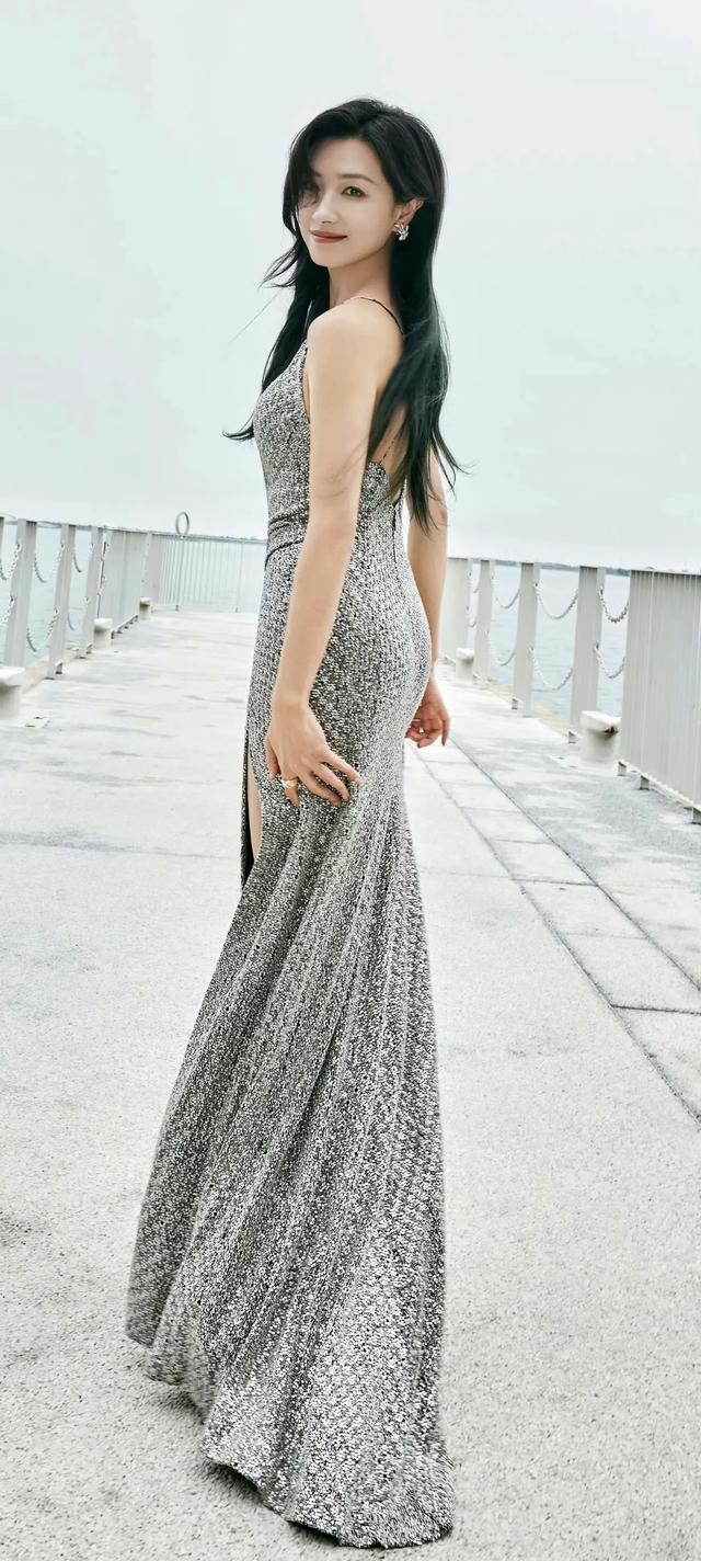 没见过这么漂亮的颜,短发干练长发柔美,万茜是真的美不胜收啊