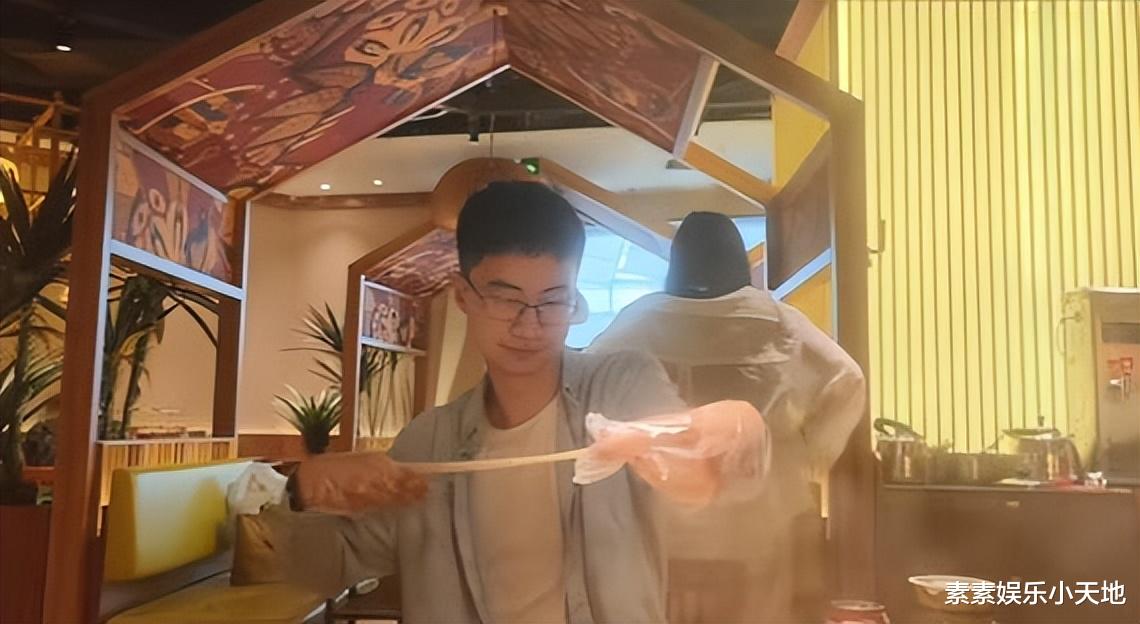 庞众望带女朋友现身,他们日常互动很暖心,他很懂得照顾女友