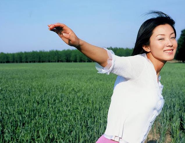 18岁为人母曾四登春晚,然而同床多年的枕边人,竟然是在逃通缉犯