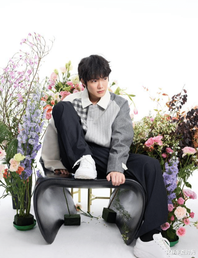 一路繁花时尚芭莎大片，倪萍最贵，刘晓庆最嫩，向太最艳，她最美