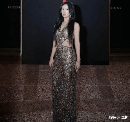 网红鼻祖赵奕欢米兰走秀遭群嘲，和唐嫣比差太远，走出视死如归感