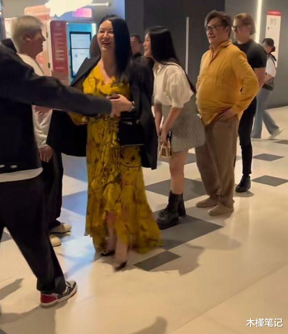 48岁李湘现身长沙街头,夏天穿西装不怕热,疑胖至160斤