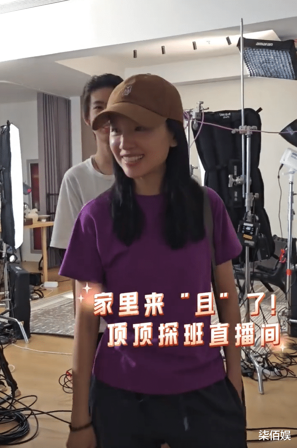 潘粤明15岁儿子青春期长相曝光,胡须茂盛显成熟,身高直逼180cm