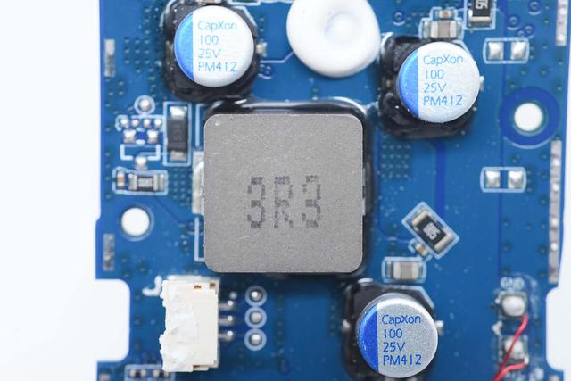 支持65W PD快充和120W小米快充，小米165W自帶線充電寶拆解