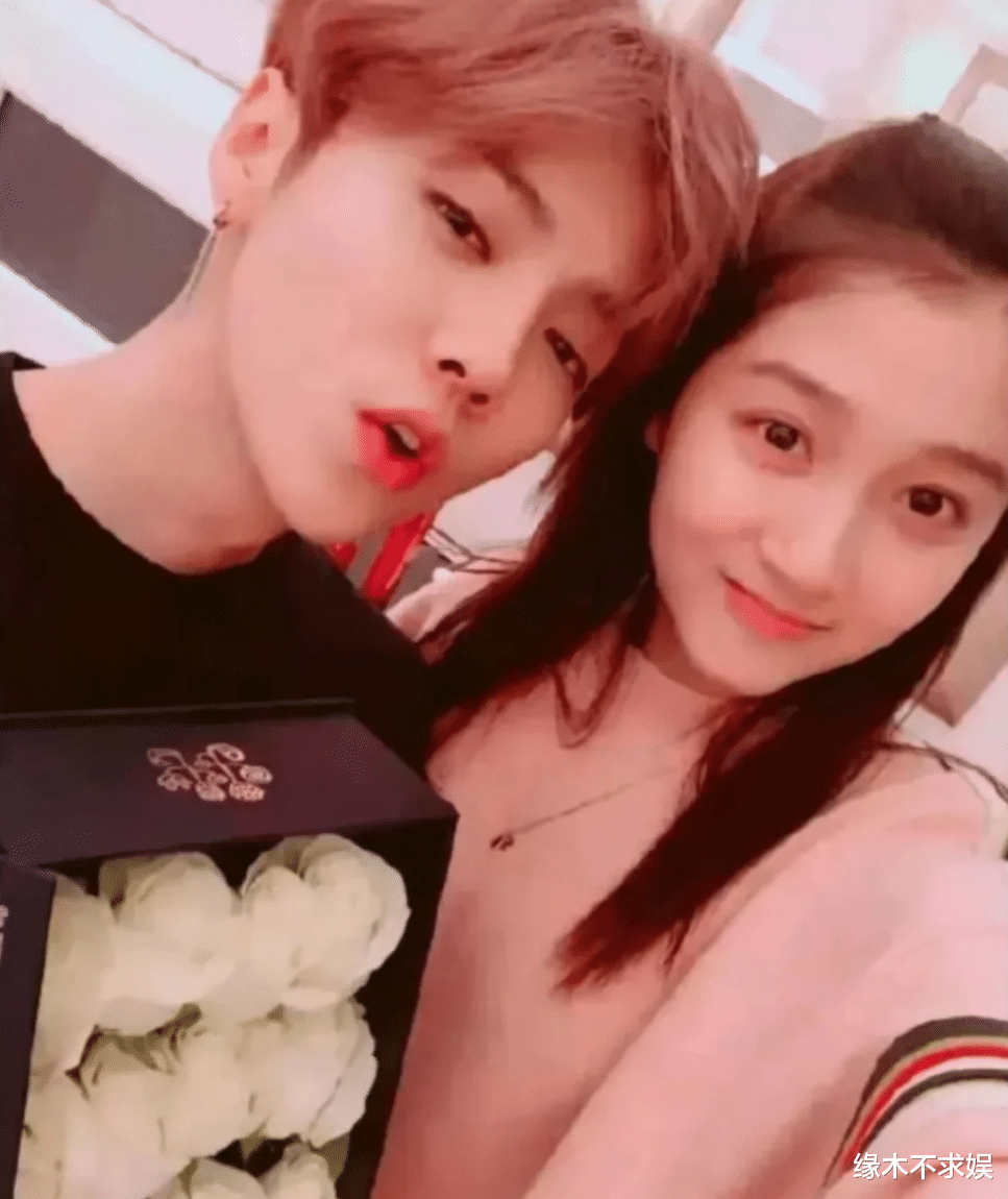 鹿晗凌晨直播放飞自我,竖中指骂脏话太颓废,被质疑和关晓彤分手了