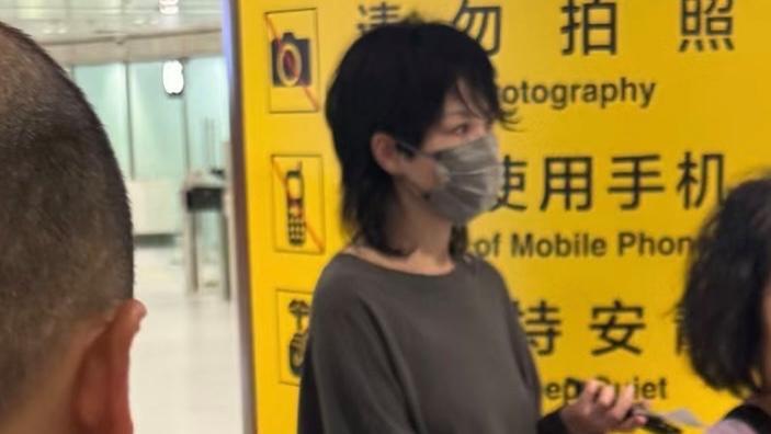 偶遇王菲送李嫣去英国留学，18岁李嫣打扮时髦有范，和妈妈一样高