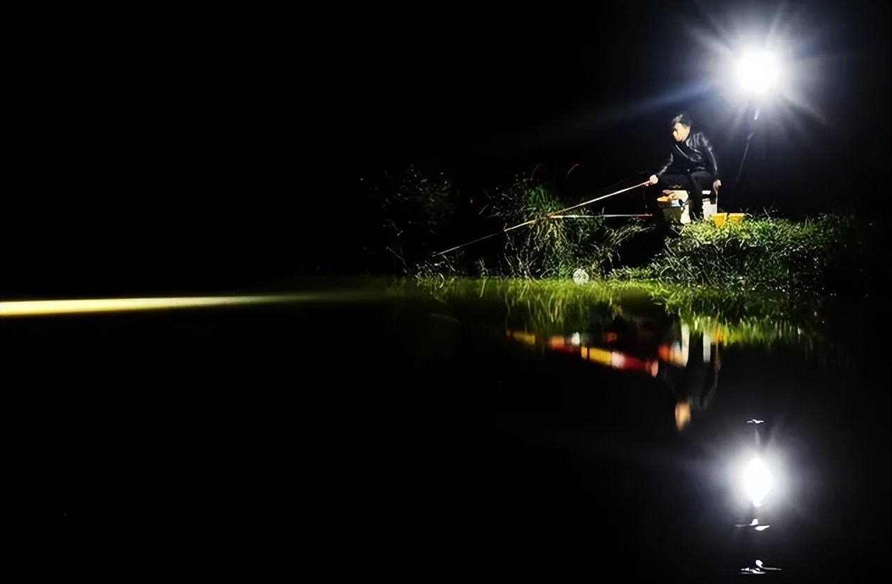 “跟着太阳钓,鱼往护里跳”,鱼的活动习性随着太阳的移动而变化