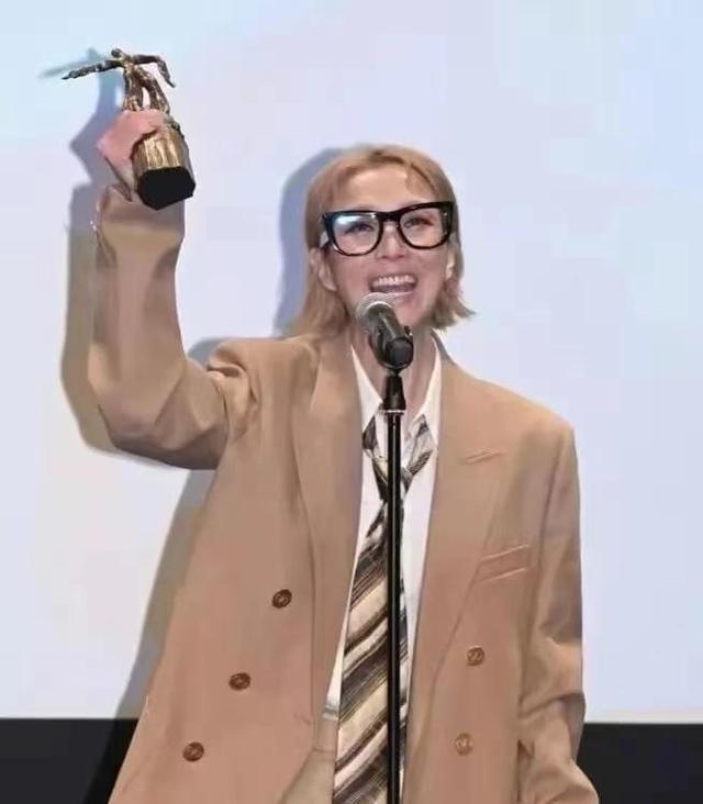 郑秀文夫妇逛街,她瘦得干巴走起路来像大佬,穿情侣装却似兄弟俩