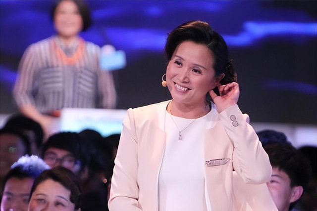 黄菡|非诚勿扰黄菡当婚礼证婚人，面容苍老走路踉跄，住千万别墅带外孙