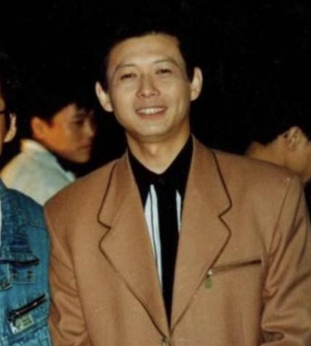 程前与董卿同居6年，再婚娶圈外娇妻，如今61岁复出大变模样