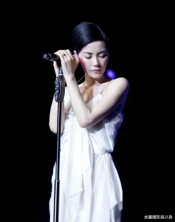 窦唯小馆子吃饭被偶遇,发福秃顶撞脸范伟,王菲再洒脱也不及他