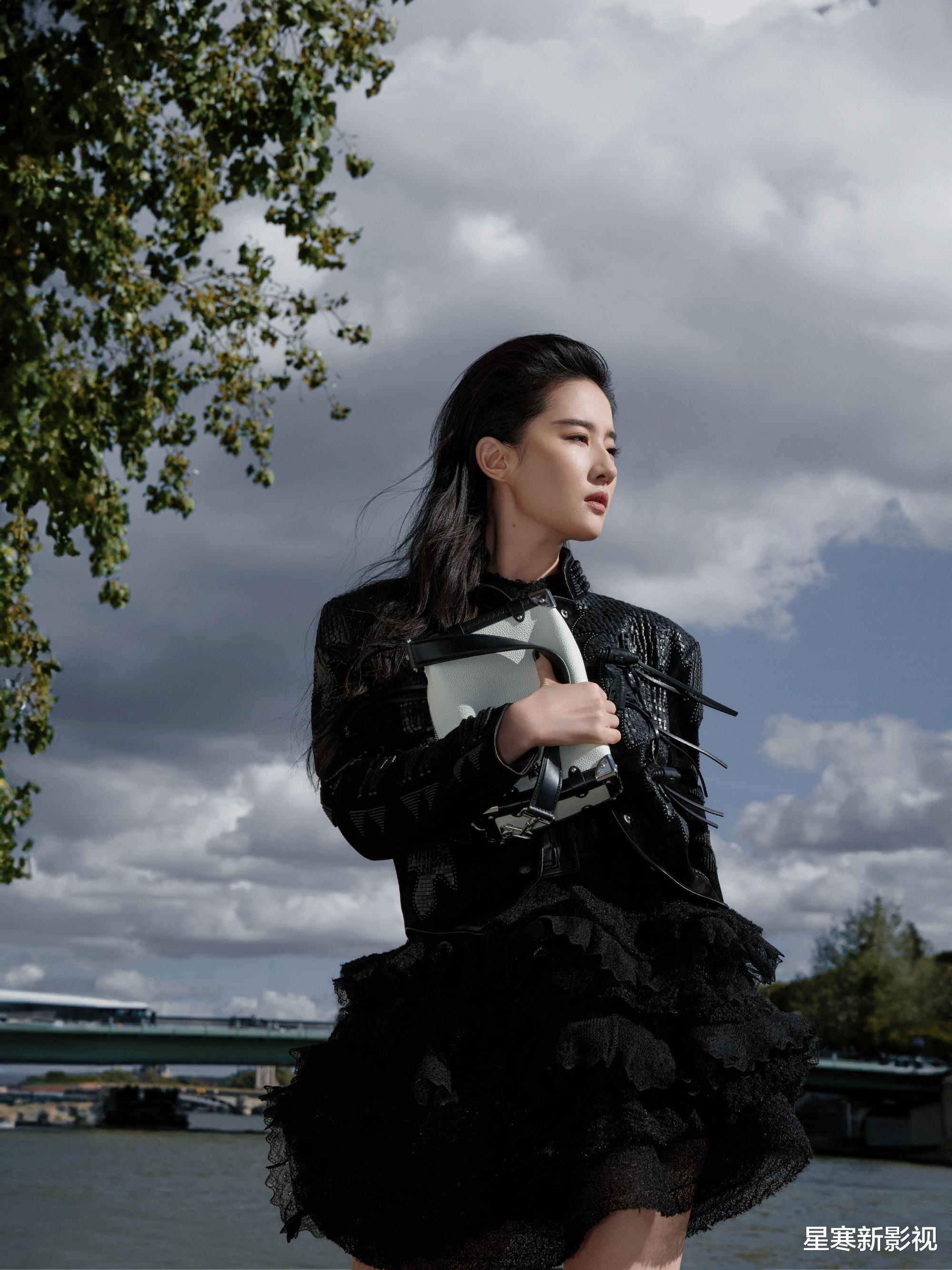 刘亦菲亮相巴黎,背头暗黑风造型超A,又是摩登女王的一天!