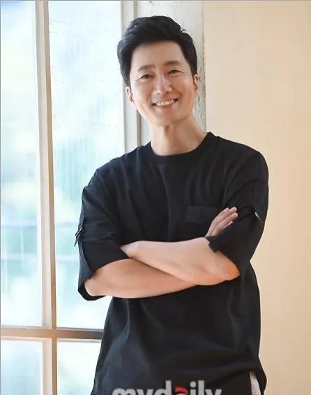 韩剧般人生!他曾做过清洁工,如今成韩剧人气大叔还娶知名作家。