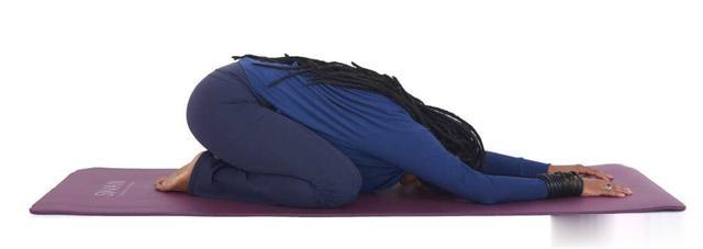 恢复性瑜伽：7个动作可以舒缓紧绷、疲惫的肌肉，为你的身心充电