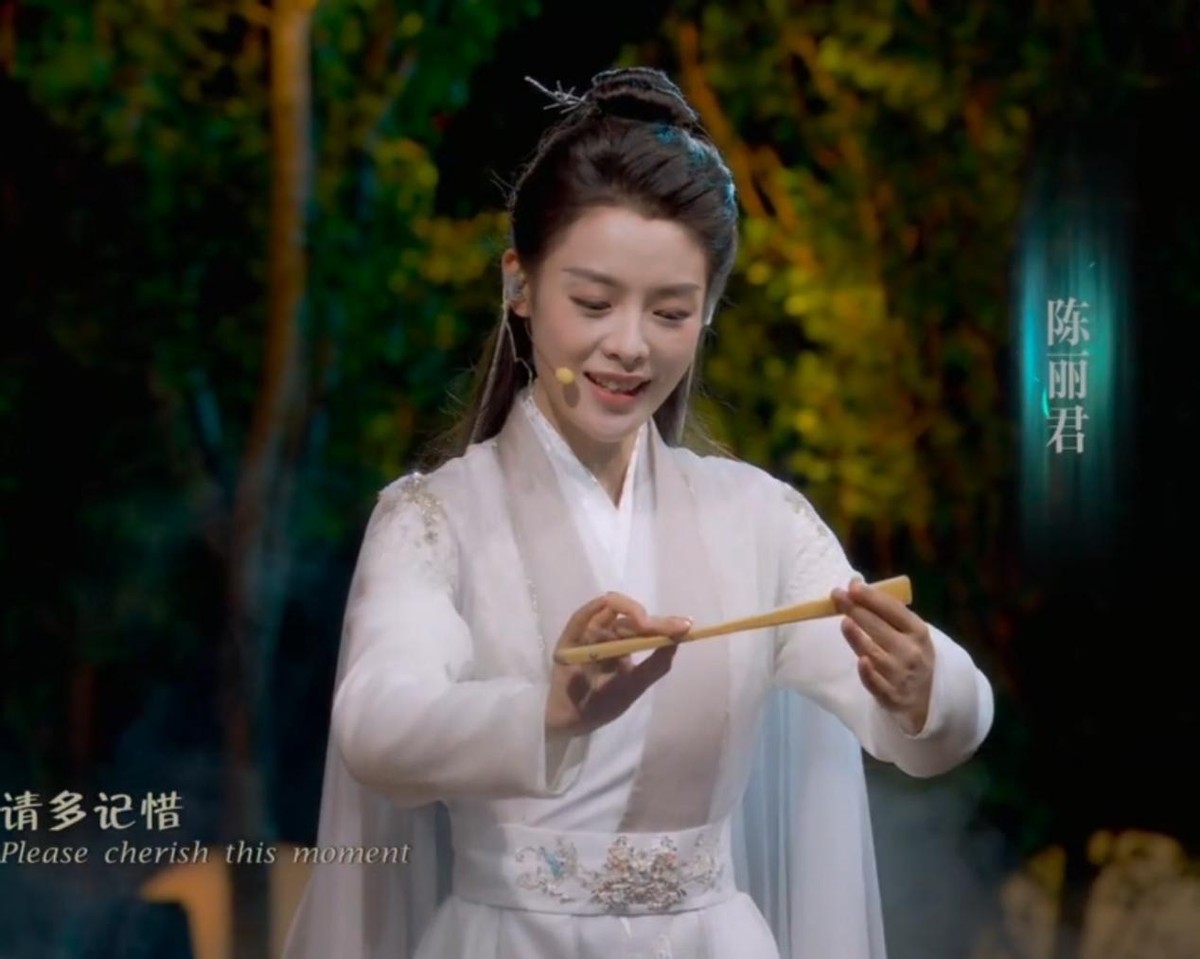 央视中秋晚会:刘涛露香肩,关晓彤长腿抢镜,李宇春脸又方了