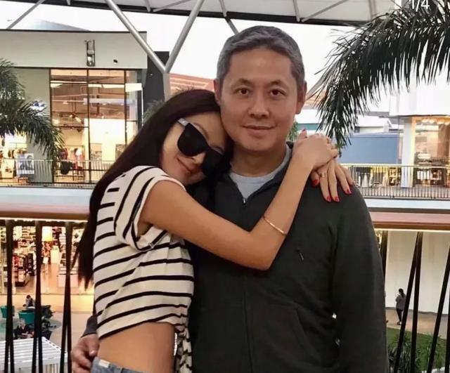 孙芸芸和女儿廖思惟登台版Vogue杂志封面，分不清哪个是妈！