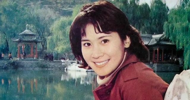 她是国家一级演员，正军级待遇，33岁离婚至今单身，66岁气质不凡