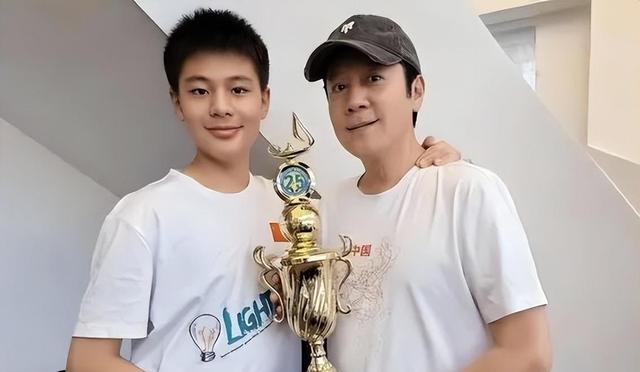 蔡国庆之子夺得世界冠军!父子同台却无人识,网友:基因实在强!