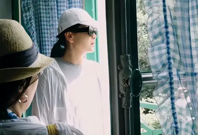 笑不活了,贾玲被发现又胖了,拍完照称记得给P一下,评论区炸了