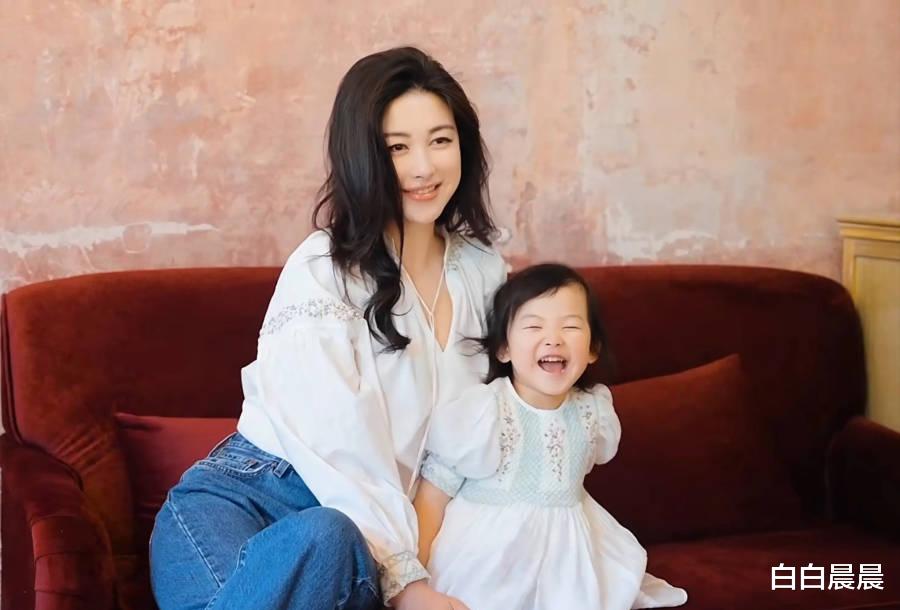 朱珠和女儿合拍杂志，女儿有同款梨涡好漂亮，朱珠妩媚动人有韵味
