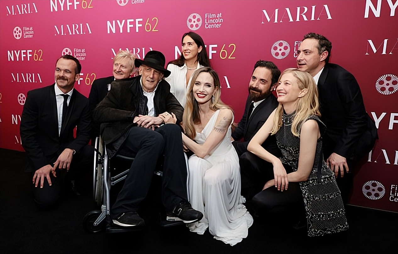 朱莉带养子养女闪耀首映礼!非洲养女穿挂脖裙大秀性感,朱莉好美