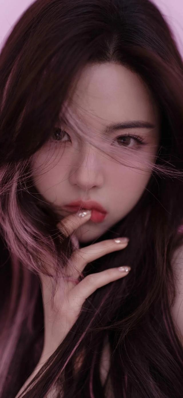 杨超越:粉墨交织,甜辣诱人的娱乐圈奇迹!