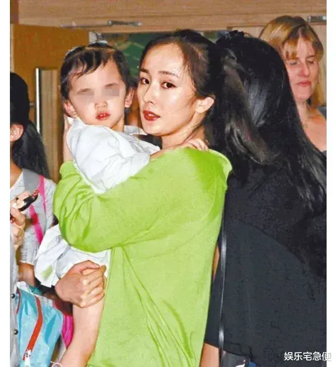 杨幂六一为小糯米送生日祝福，宠溺喊“我闺女”，母女俩长得好像