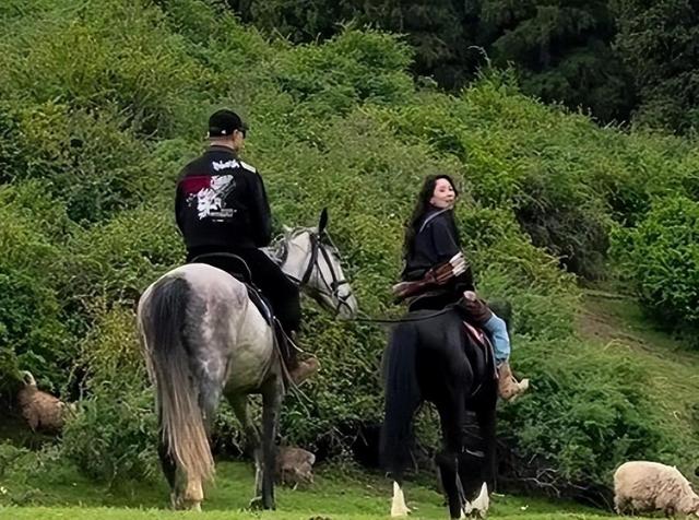 偶遇森林北带女儿吃烤串，9岁囡囡真容首曝光，颜值普通似爸爸