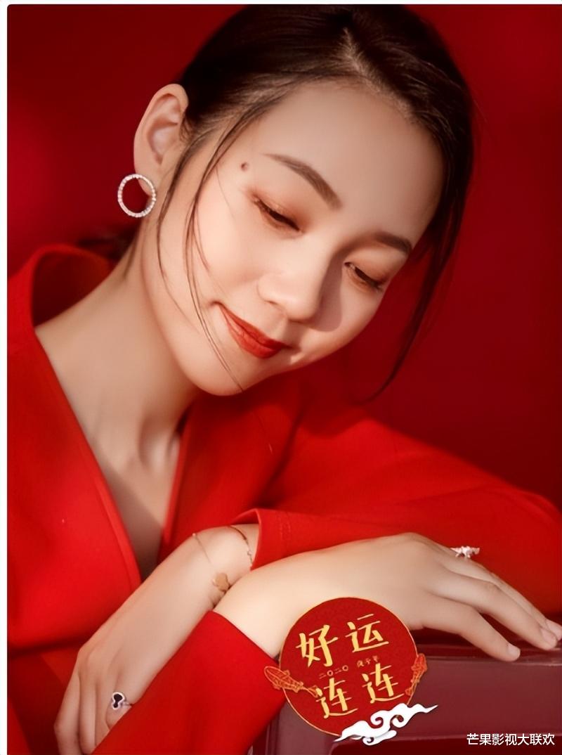 她是著名美女主持人,嫁给神秘老公生下三个孩子,50岁宛如少女