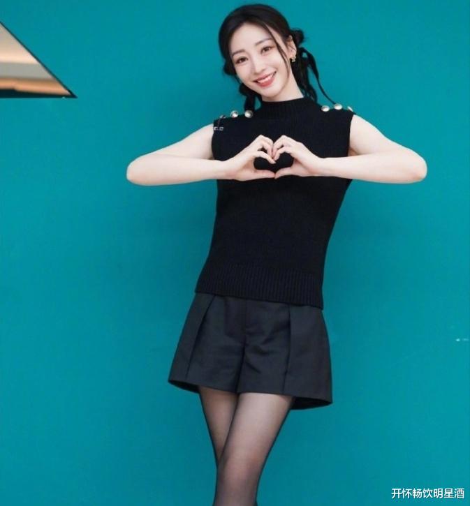 柳岩也有小萝莉的一面，黑色丝袜搭配连衣裙秒变小姑娘！