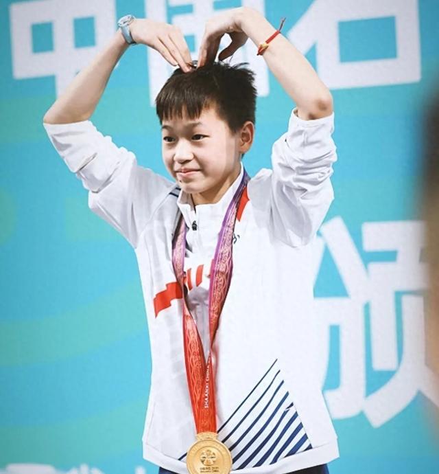 '全红婵北京夜生活：穿3310元鞋，深夜撸猫，避粉丝'